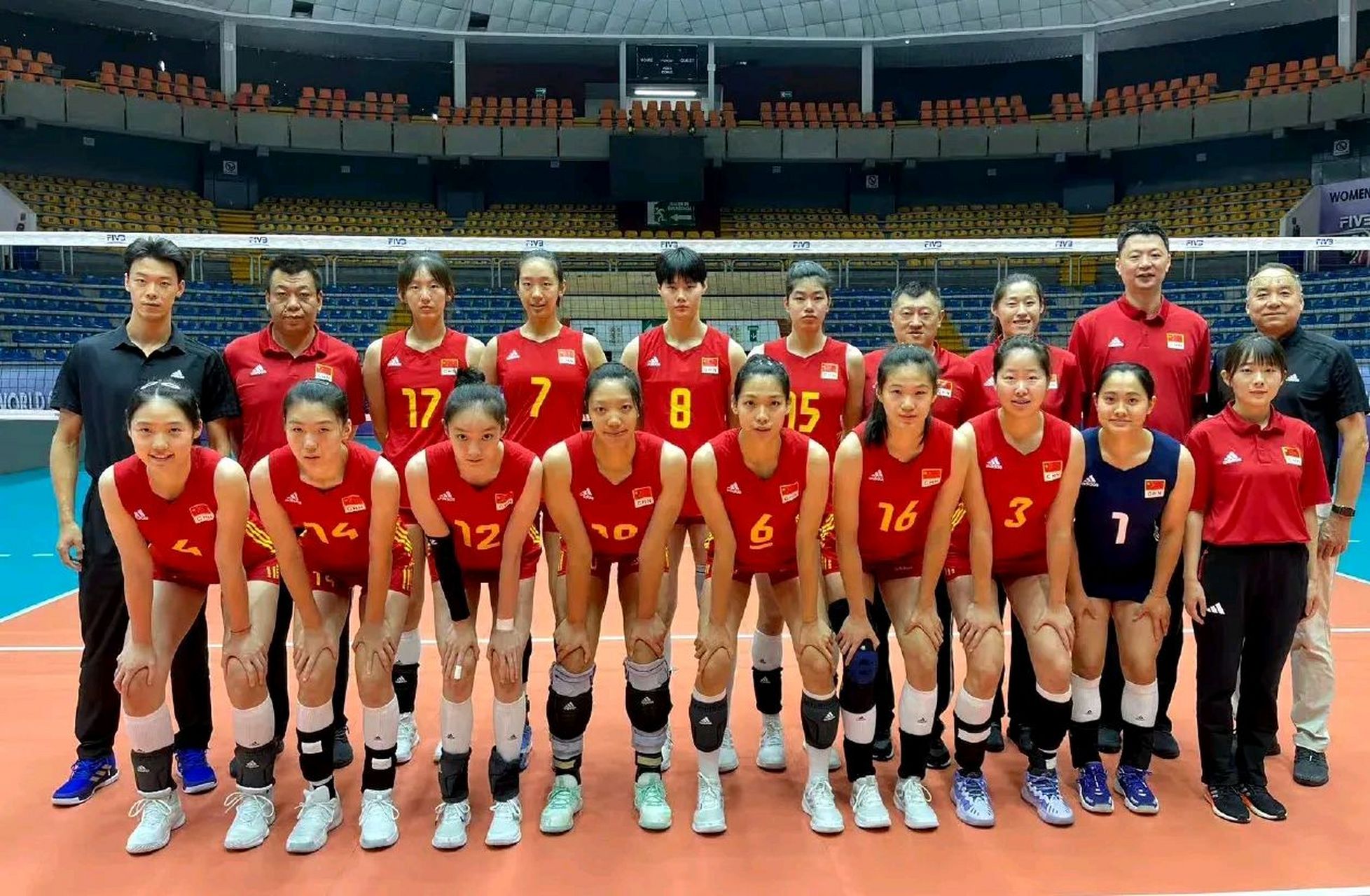 [心][玫瑰]中国u21女排最新合照～ 认识一下12名队员: 队长:6号庄宇珊