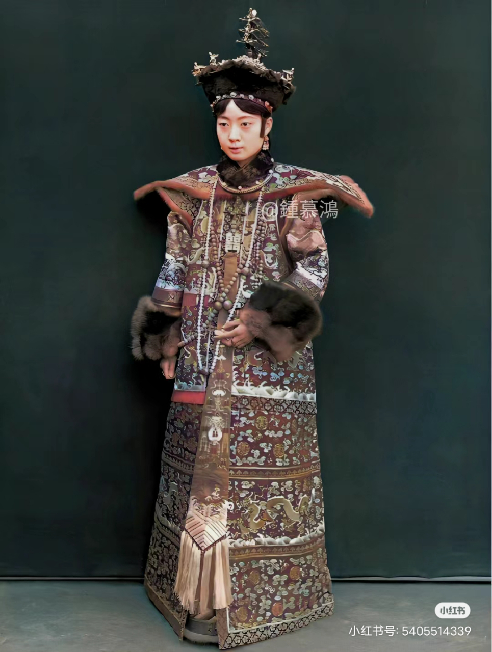 婉容穿朝服 1924年溥儀和婉容等人被馮玉祥趕出紫禁城,婉容最後一次穿