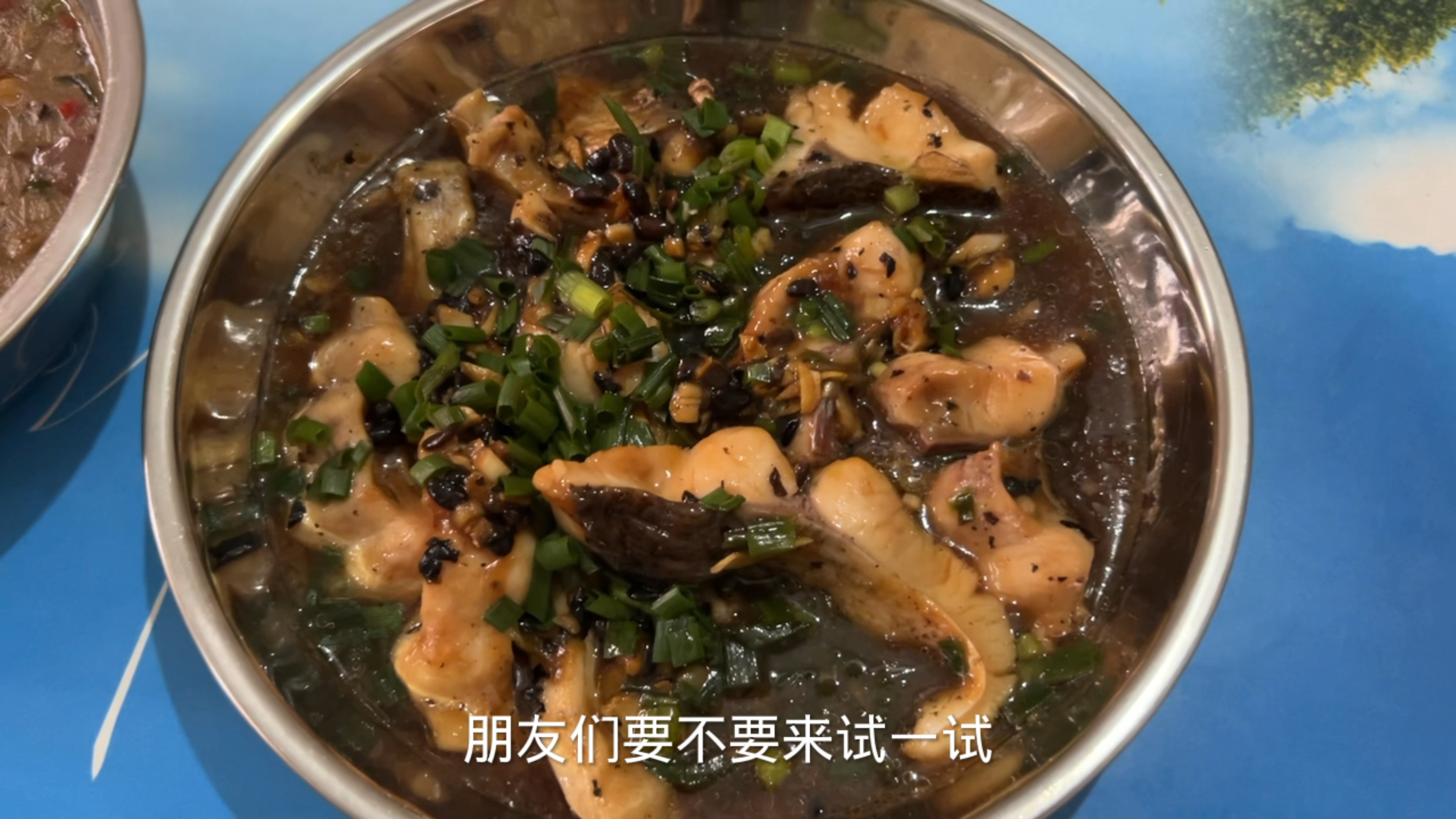 小林晚餐花18块钱做2道菜,豆豉清蒸鱼腩,肉嫩味美,吃了2斤米饭