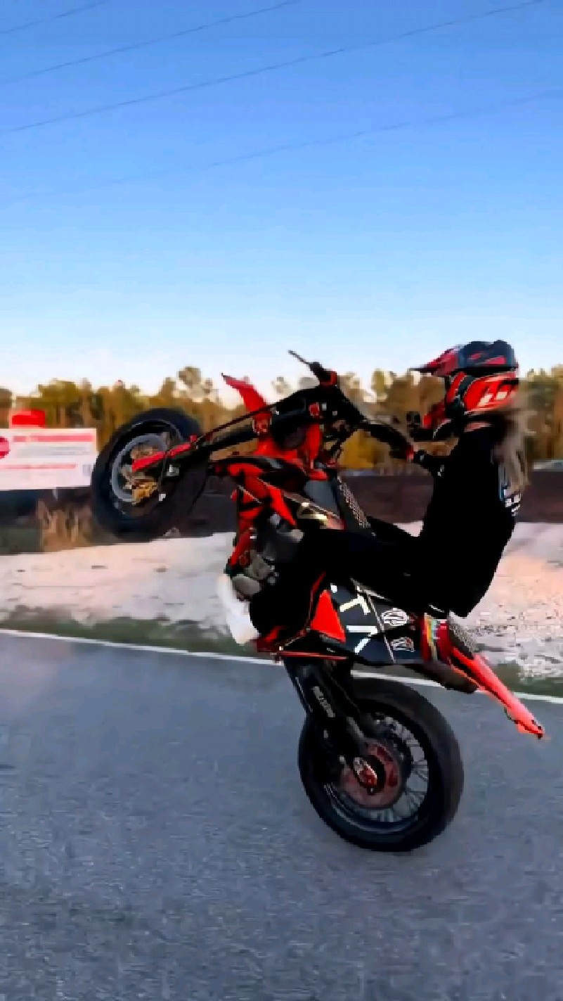 小姐姐骑上越野摩托翘头