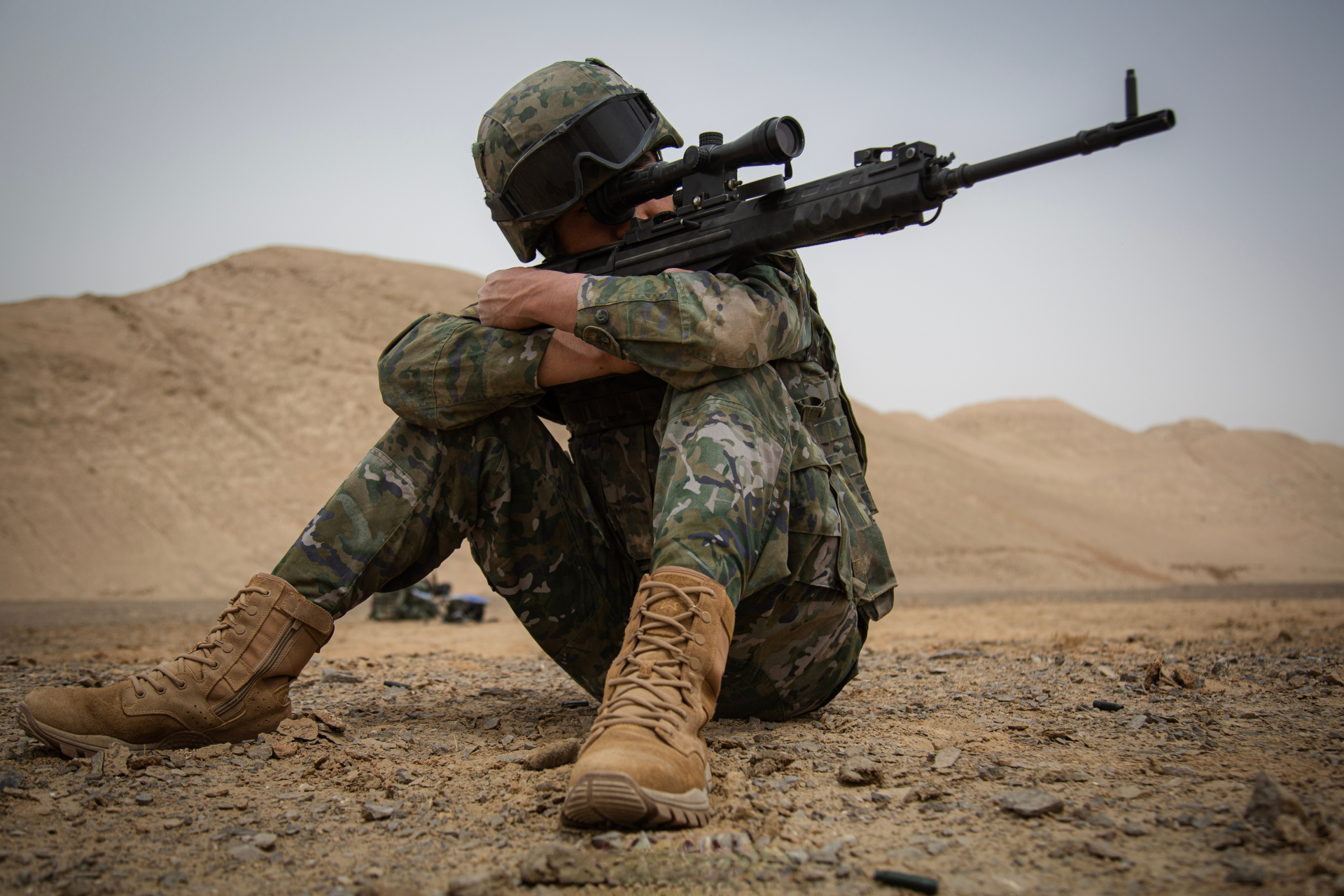 【9899荒漠中的中国狙击手】武警机动分队狙击手进行射击训练