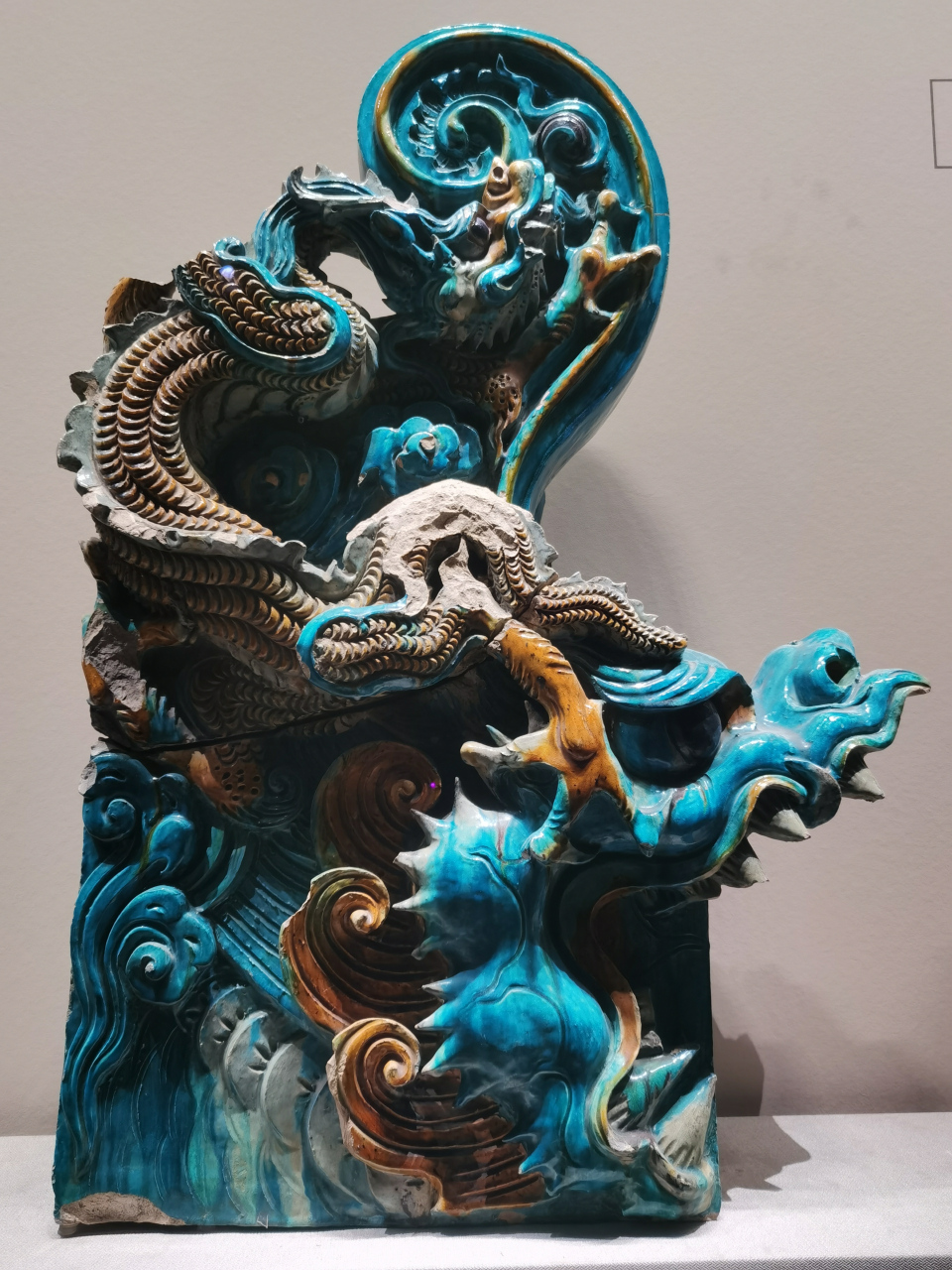 这是一组山西广济寺建筑屋顶上的吻兽装饰,明代山西广济寺上的.