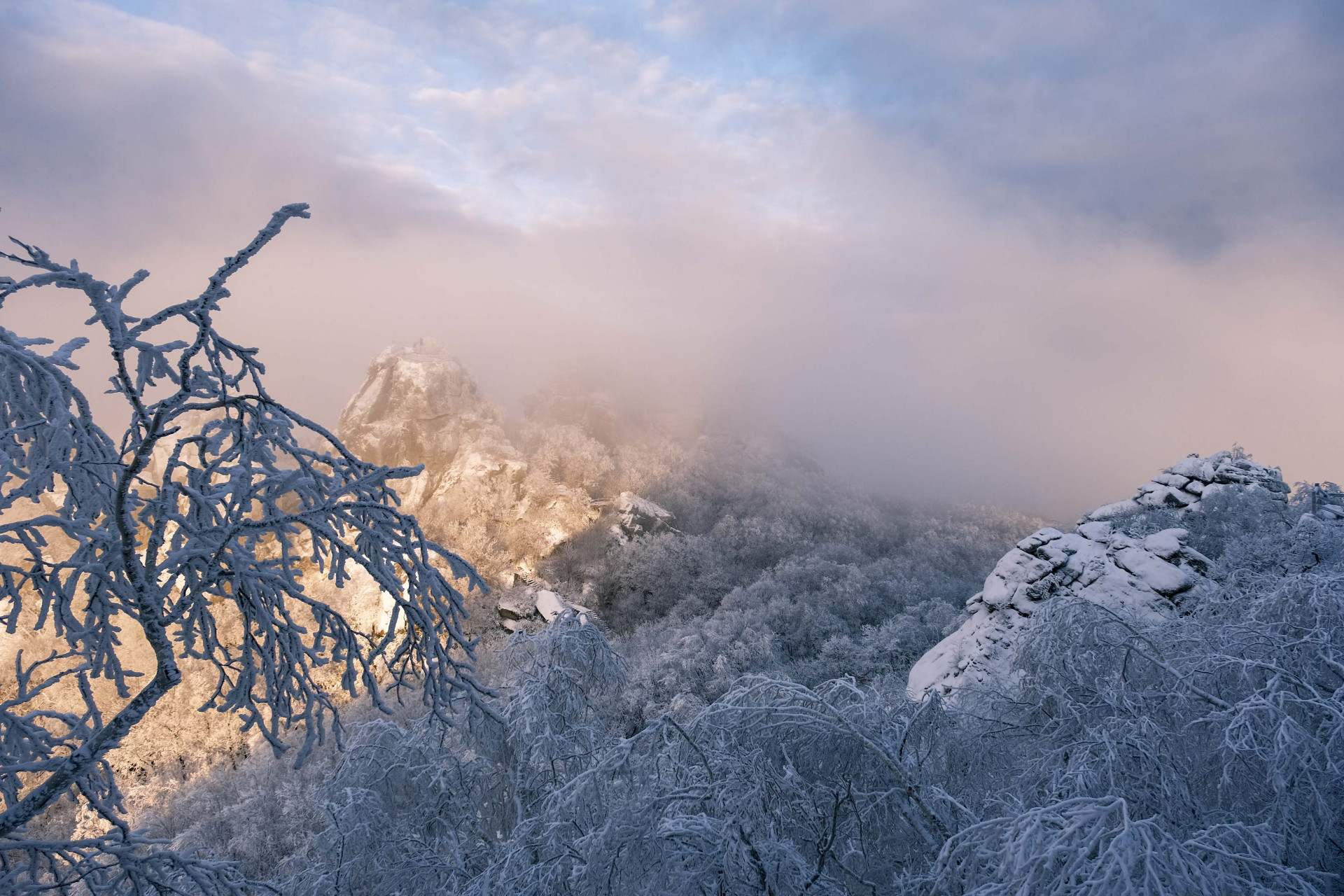 七星峰俗称"七星砬子",位于黑龙江省集贤县和桦南县交界处,海拔852米
