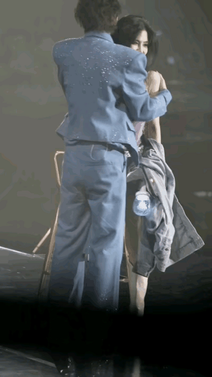 蔡徐坤和王嘉尔,同样是开演唱会,一个是享受占别人便宜,一个享受别人