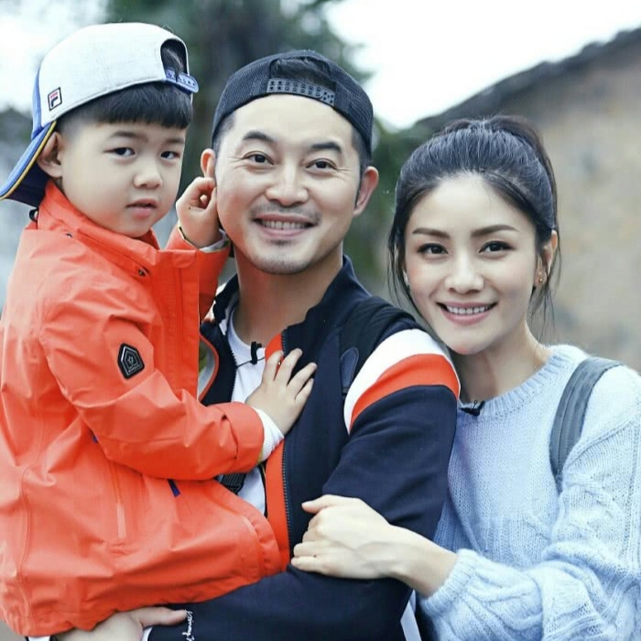 中国演员沙溢和胡可是一对备受关注的夫妻,他们的感情经历和婚姻生活