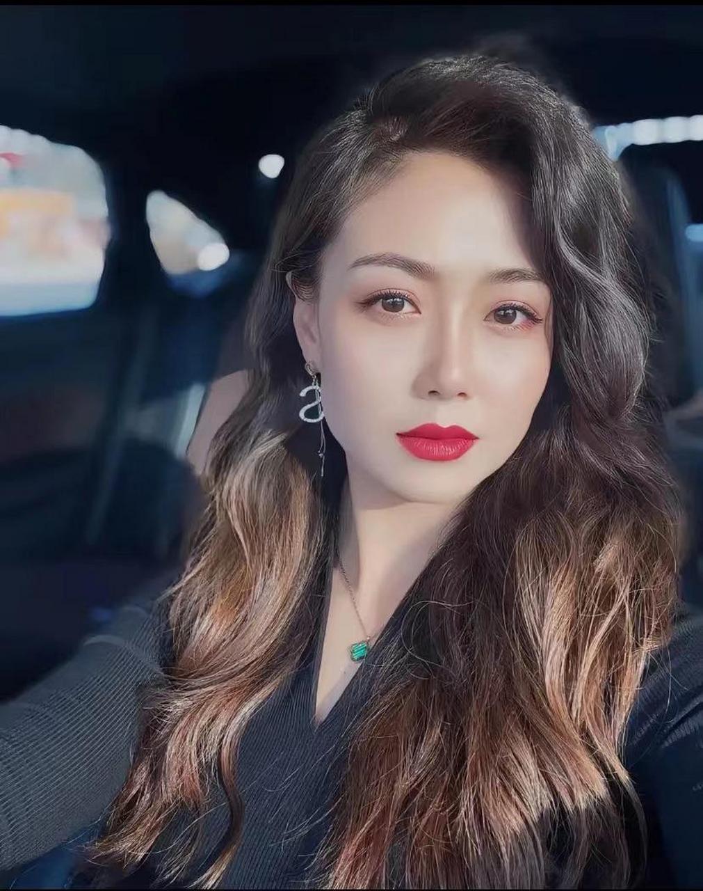 气质高雅,温婉娴静; 眉目如画,秀色可餐!