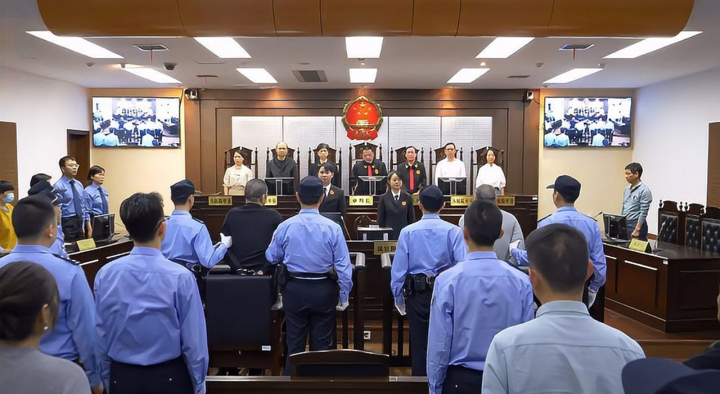舟山特大命案宣判  近日,一起震惊全国的特大抢劫杀人案在浙江省舟山
