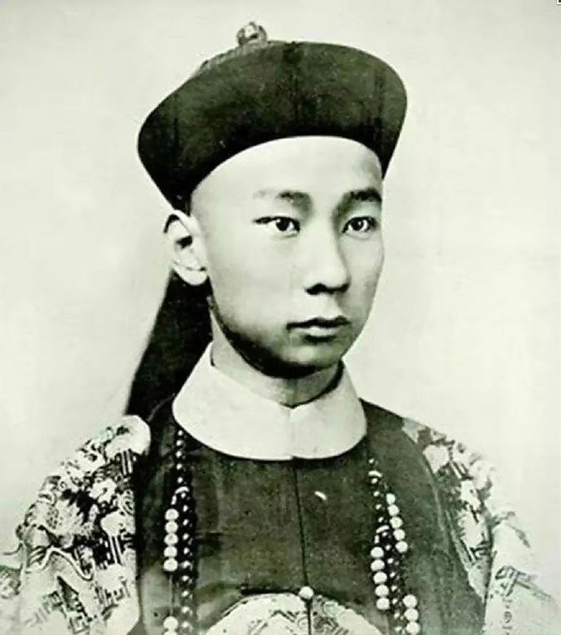 照片上的这个清朝帅小伙叫那尔苏,他是僧格林沁的长孙,也是慈禧老佛爷