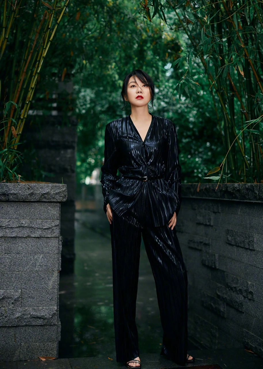 闫妮 黑色系穿搭撑伞氛围写真照片. 盘起的头发很干练. v领和收腰衬出