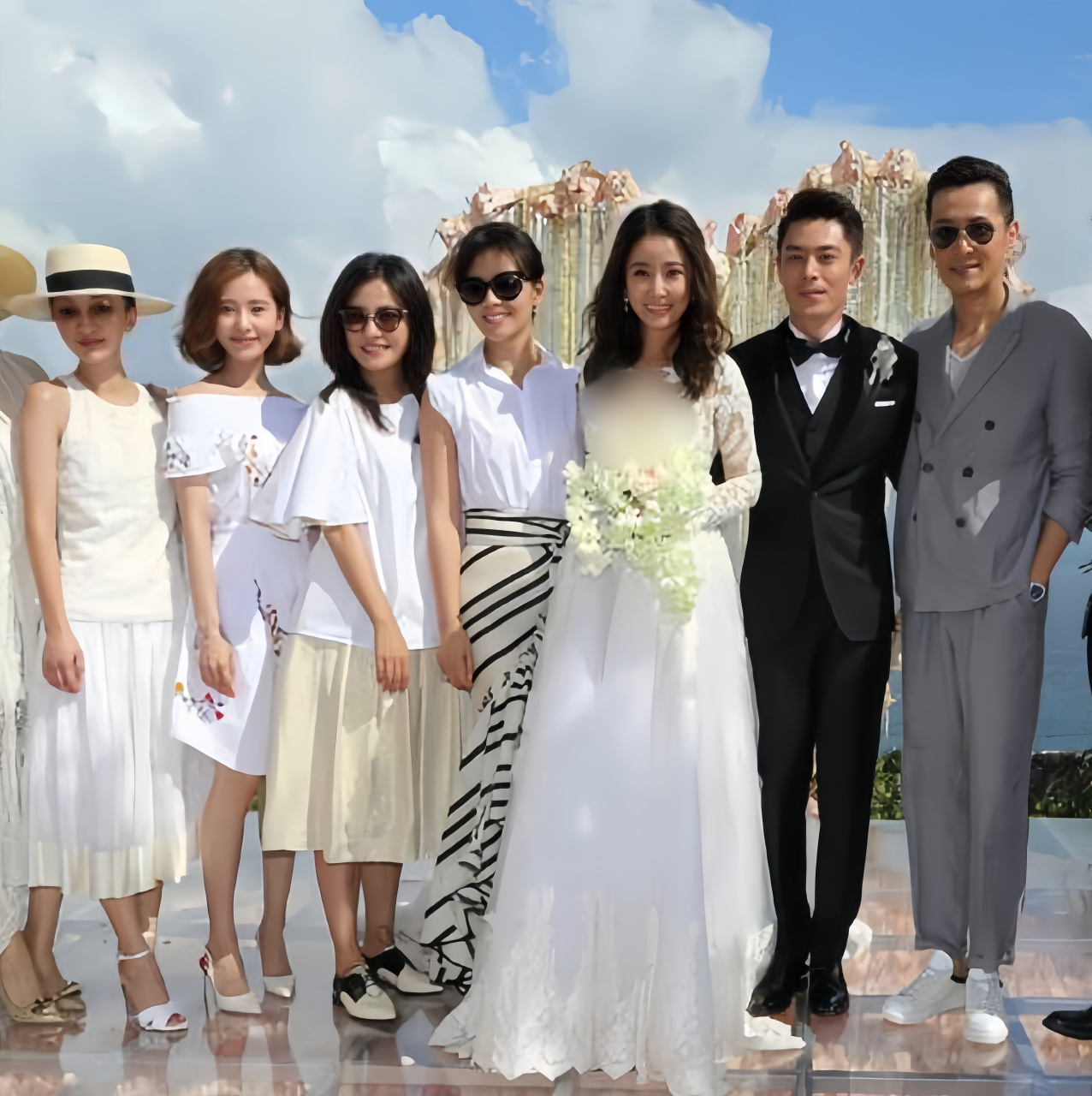 霍建华和林心如大婚时,亲朋好友上门庆祝,在一起留下一张珍贵合影.