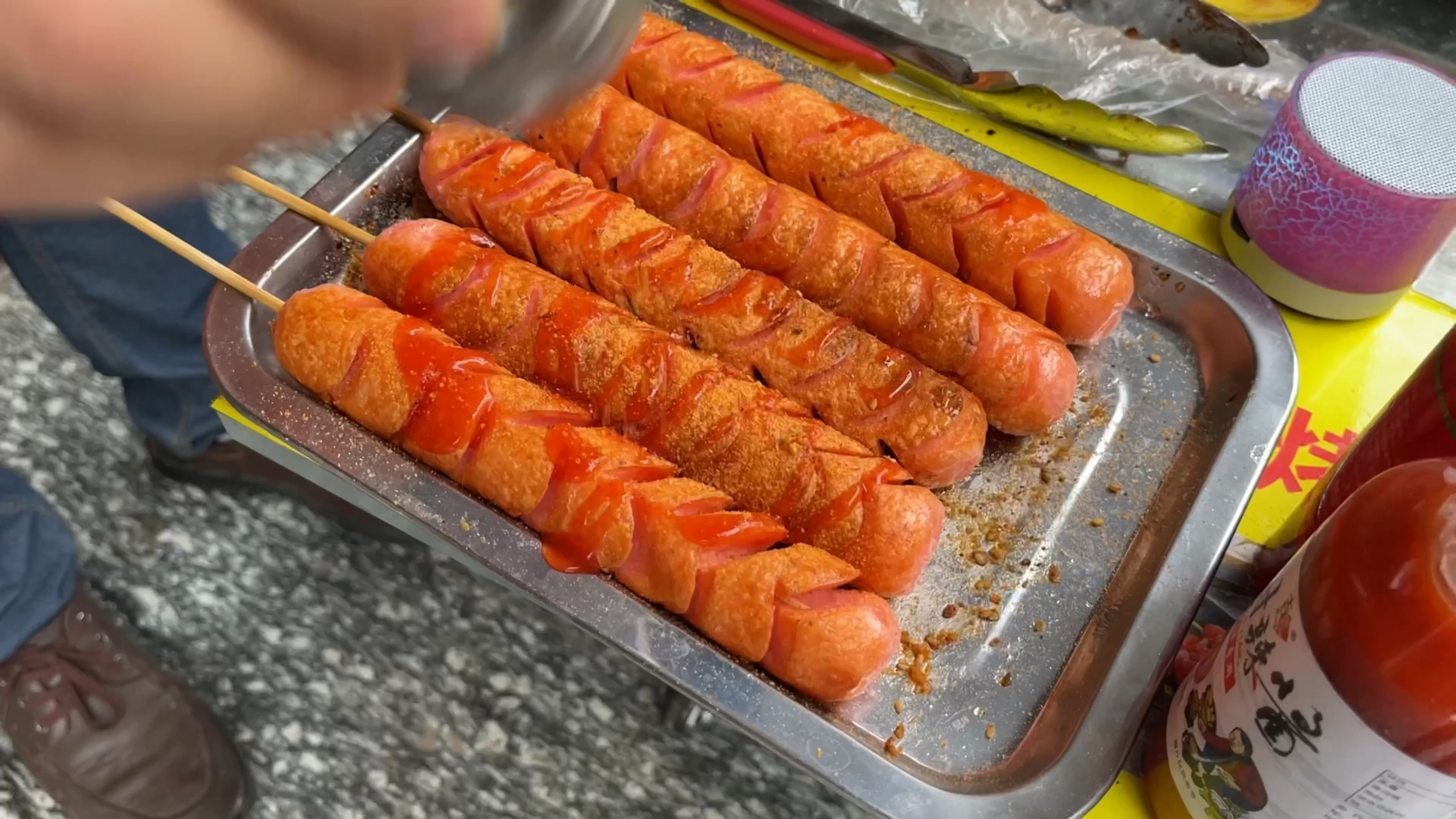 地摊又出新模式,黄金脆皮烤肠,大哥学校门口摆摊一天卖几百根