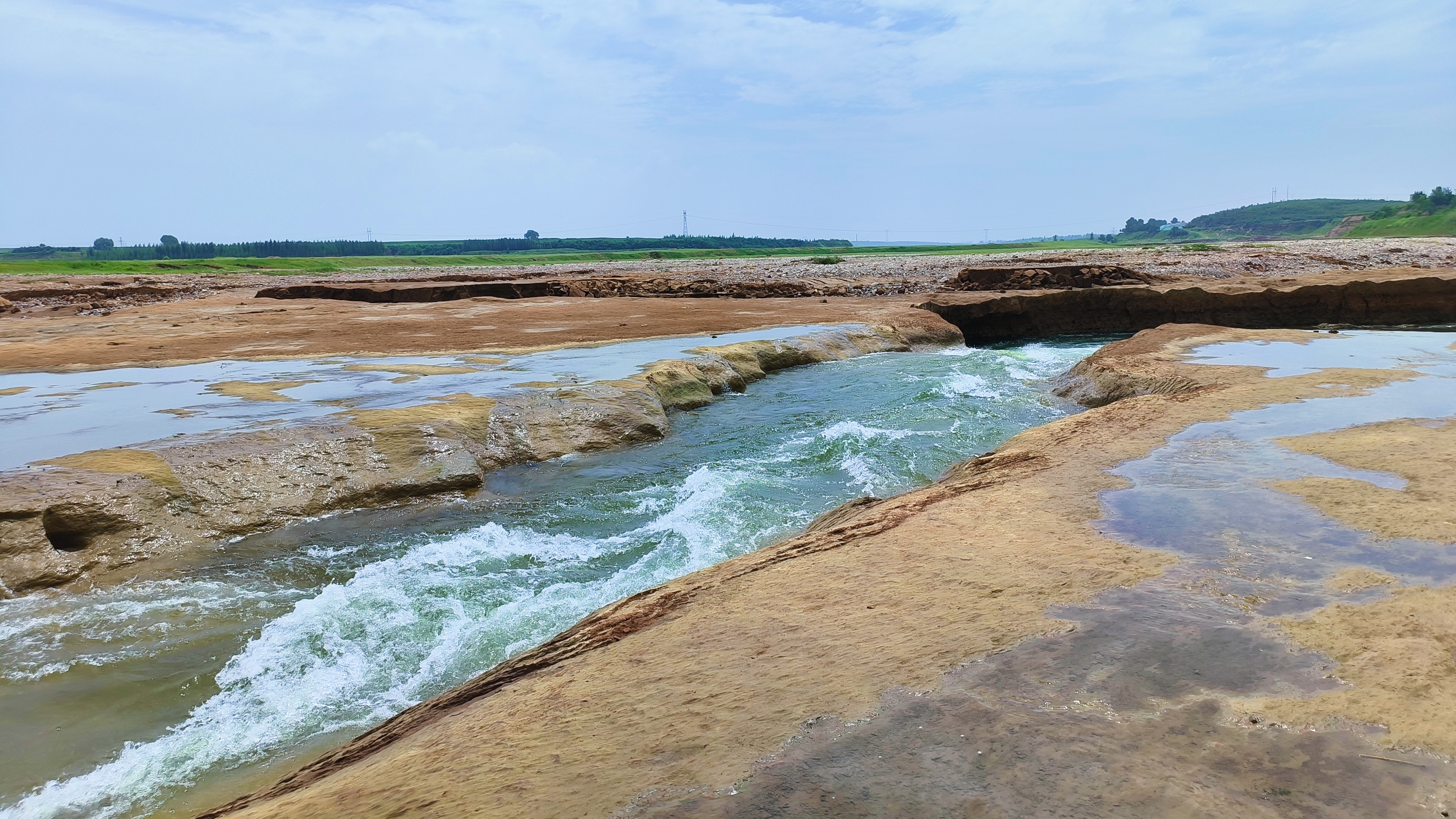 邢台青山白马河,酷似塞外草原,又如水中雅丹