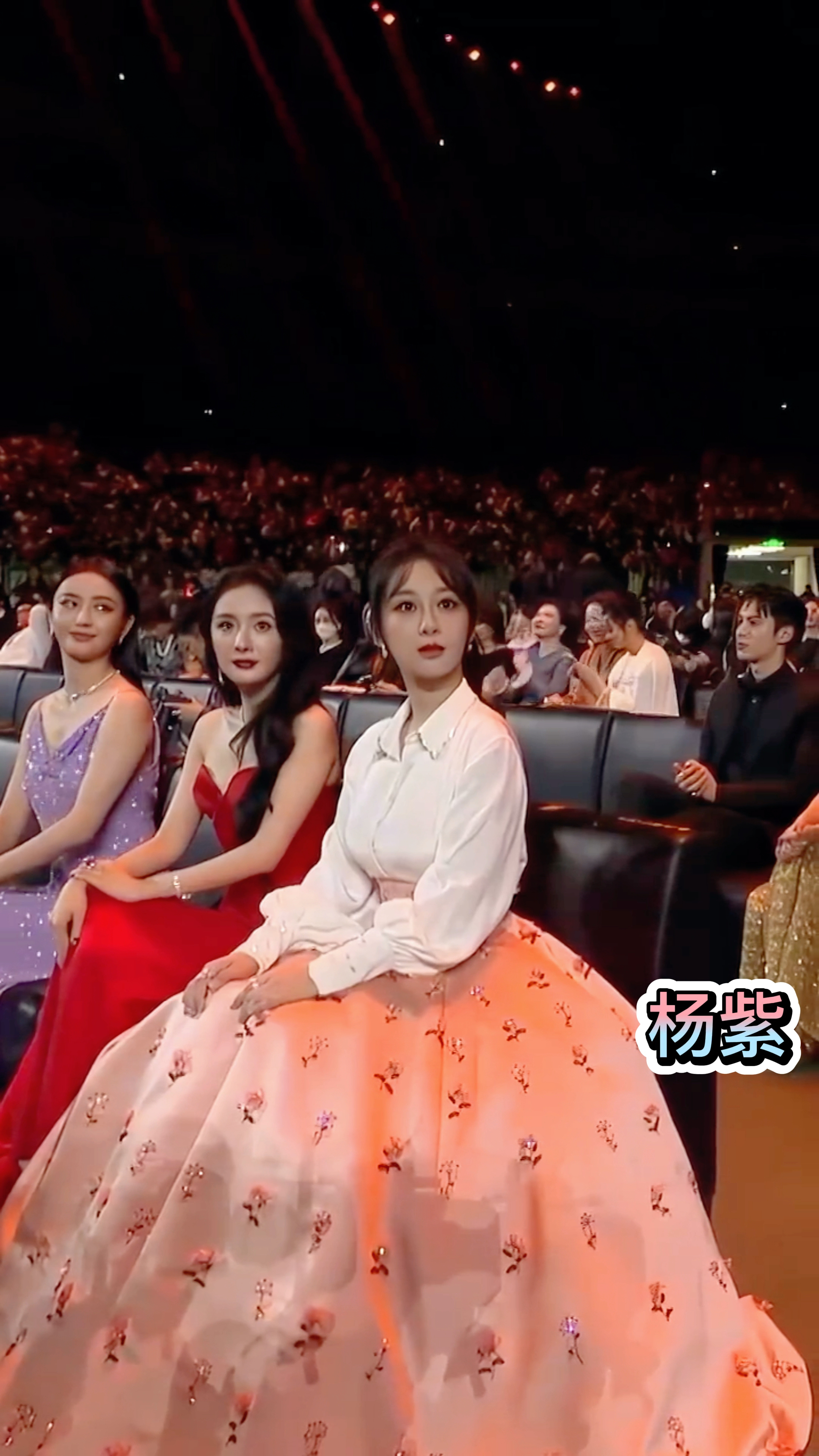 杨紫微博之夜几套造型都好美,在杨幂旁边也毫不逊色