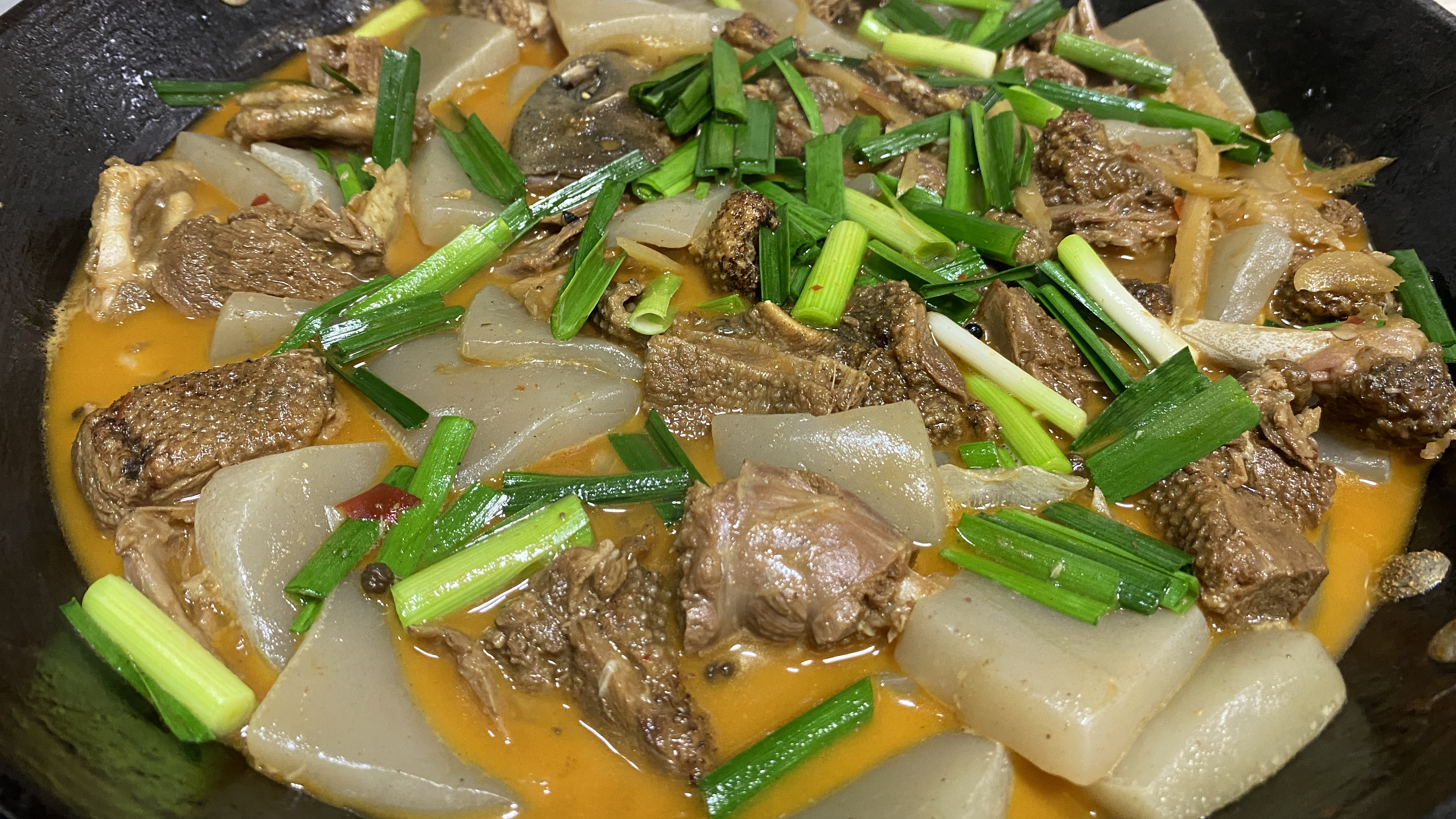 四川特色菜“魔芋烧鸭子”,简单家常,好吃入味,收藏起来吧