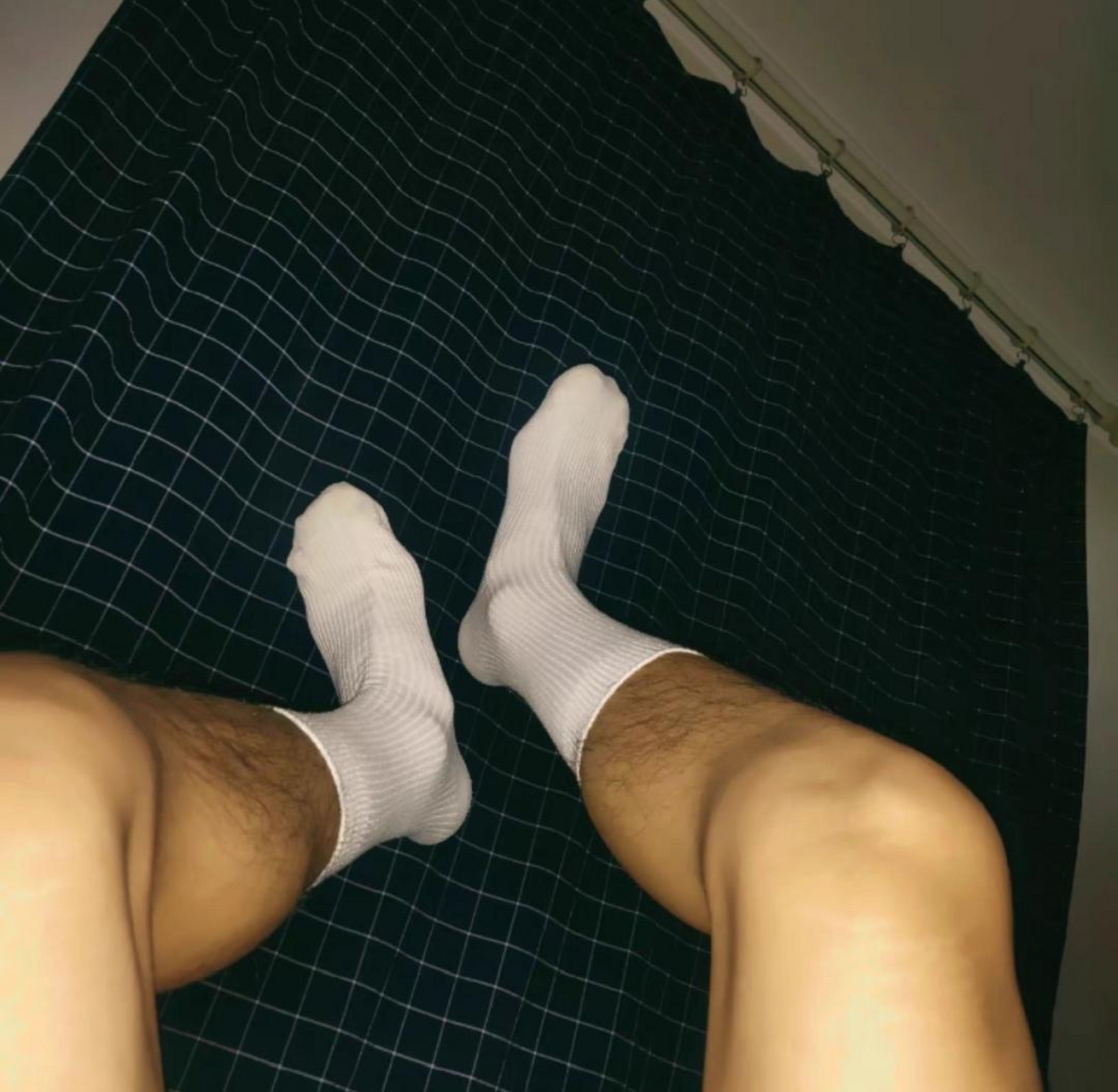 白袜是很多男人穿搭的选择,喜欢穿白袜的男人,他们往往很干净,给人的