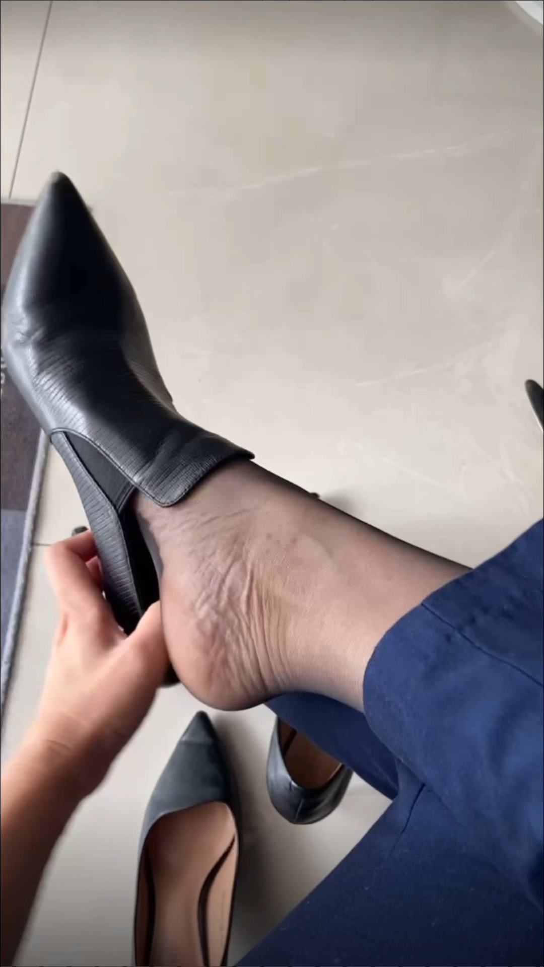 换一双高跟鞋穿吧鞋子都穿臭了