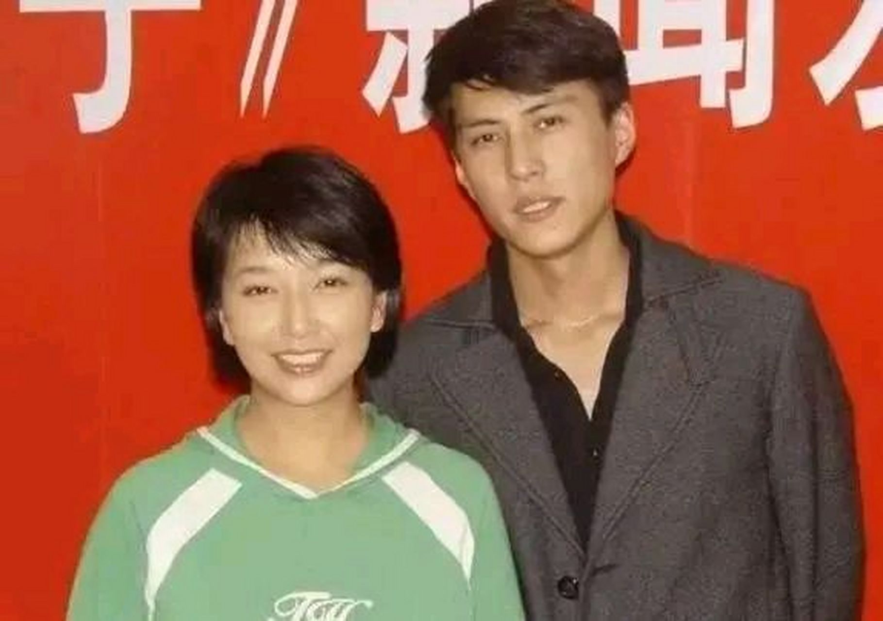 当年,30岁的靳东爱上了39岁的江珊,江珊婉拒说:小东啊,姐比你大那么