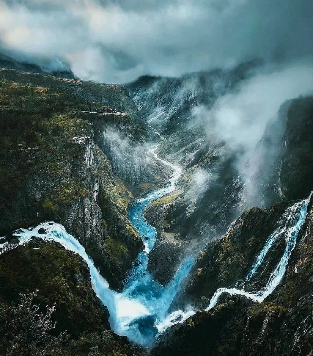 挪威峡谷风光,在冰雪里彰显大气.世界上的峡谷有很多,但是像挪威大峡
