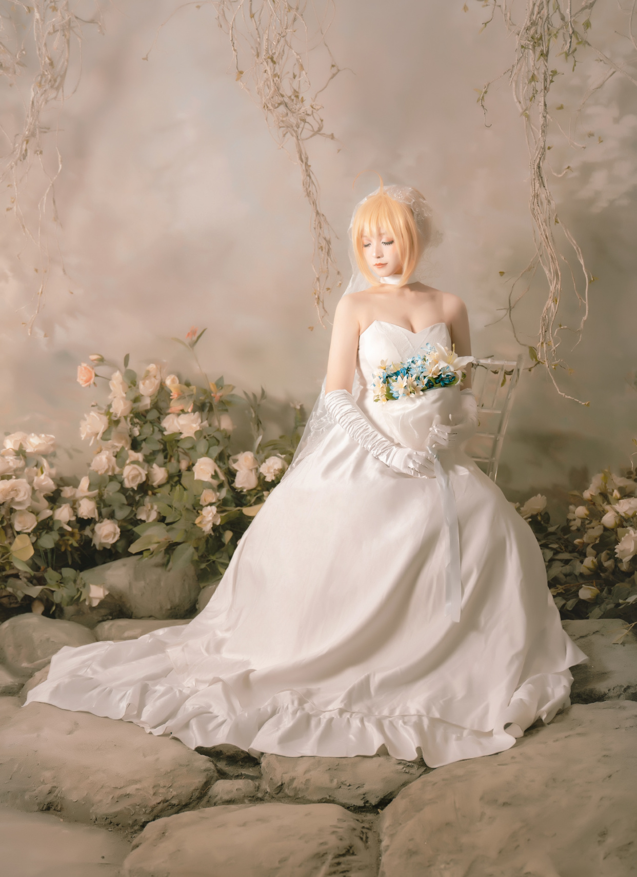 cosplay:穿一身纯白花嫁照镜子的阿尔托莉雅,被她的盛世美颜美哭