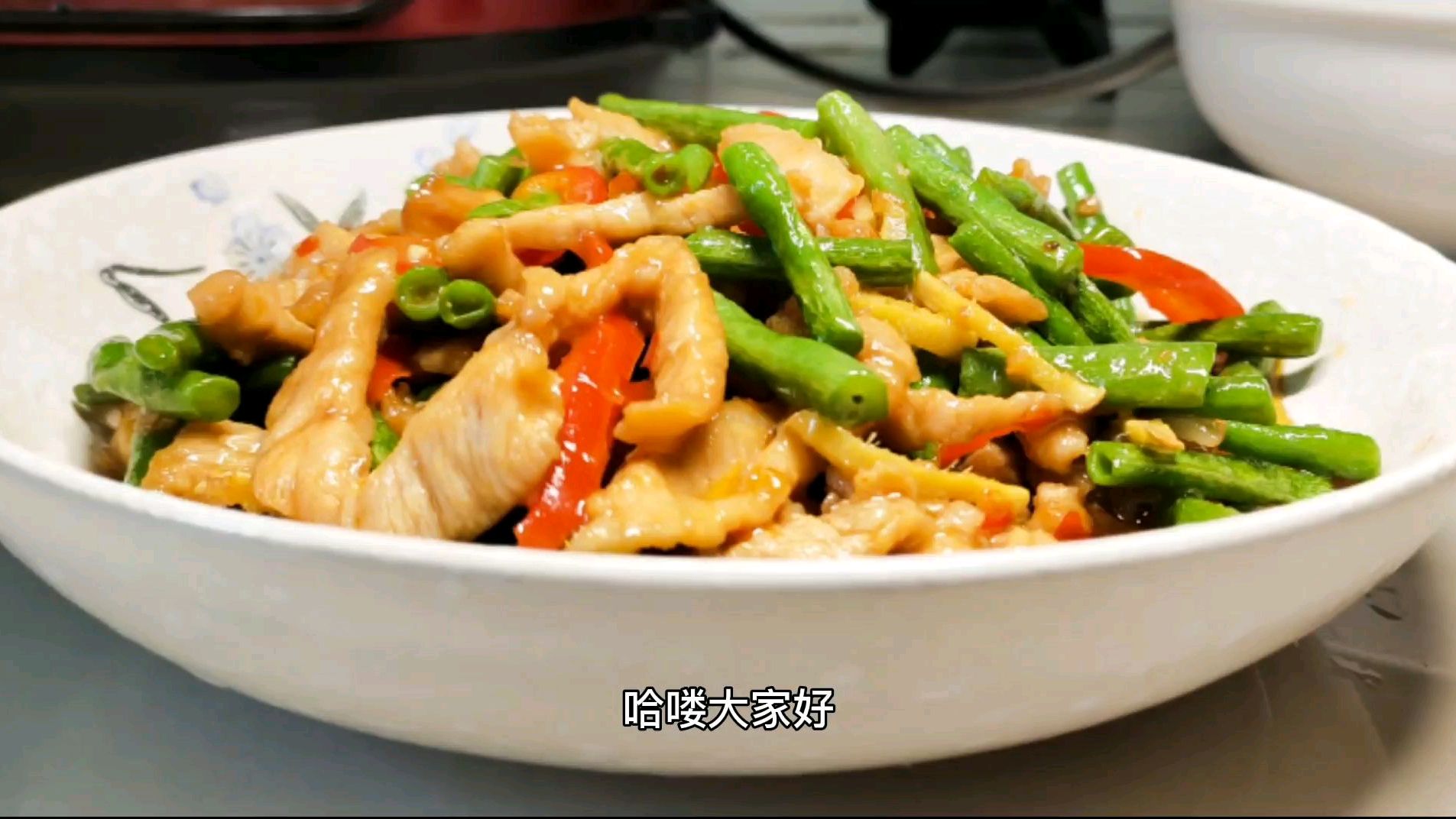 妹子这样做的豆角炒肉家常菜,简单快速10分钟搞定,好吃还下饭