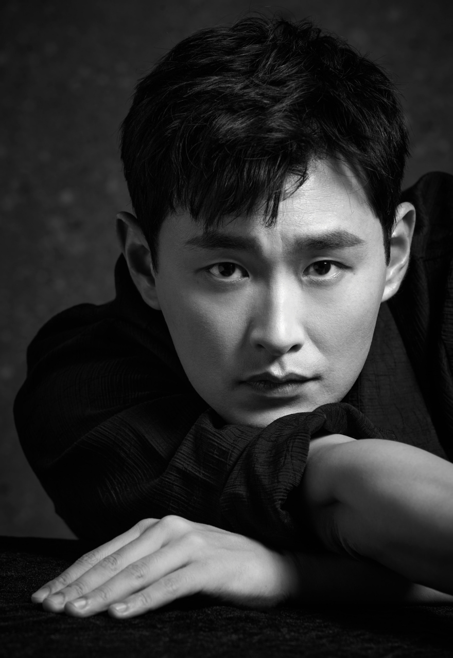 王彦霖不笑的时候拍照还是很帅气的[大笑].