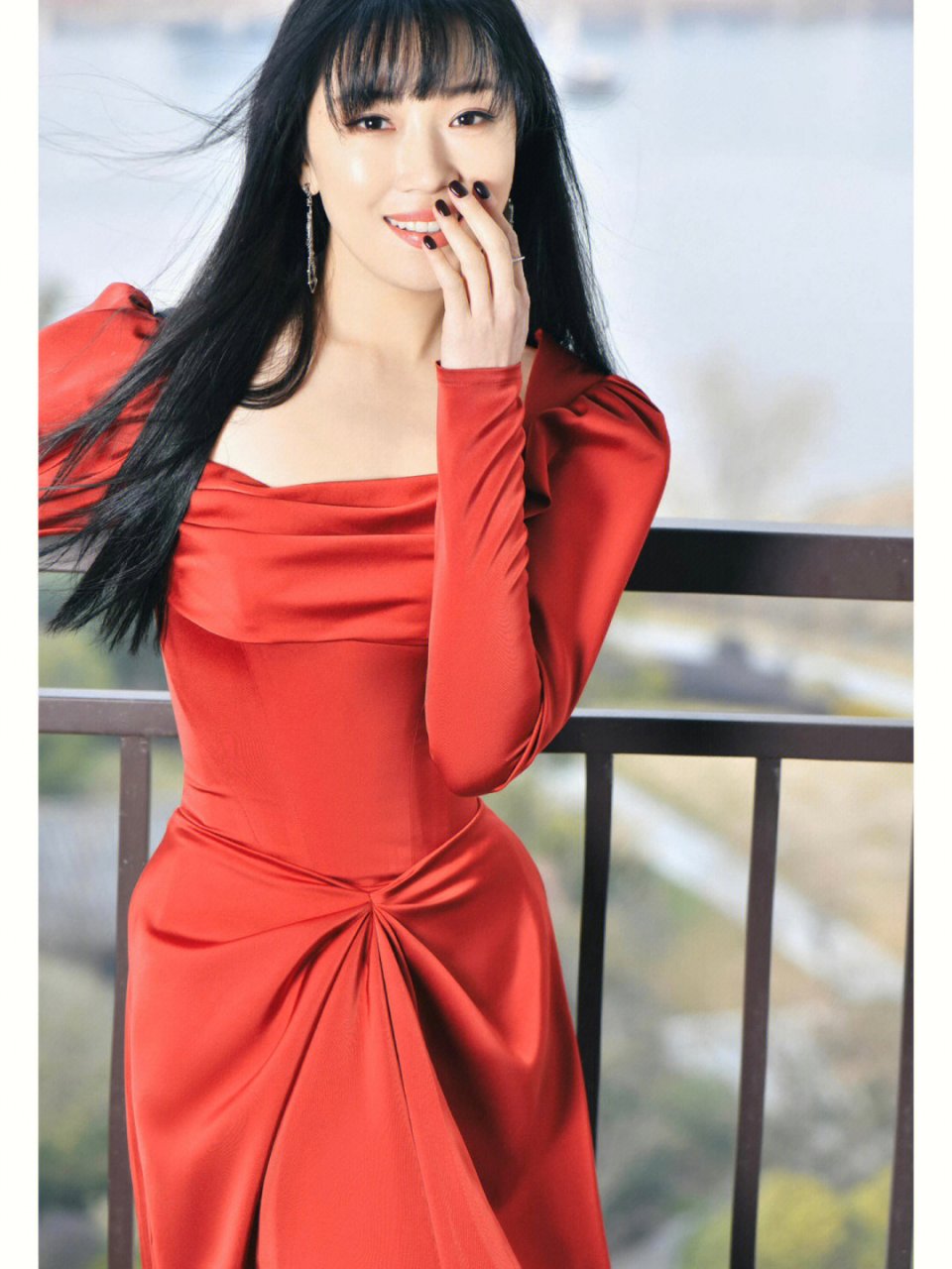 ||辽宁沈阳姑娘菅纫姿红色低胸高开叉连衣裙的妆扮