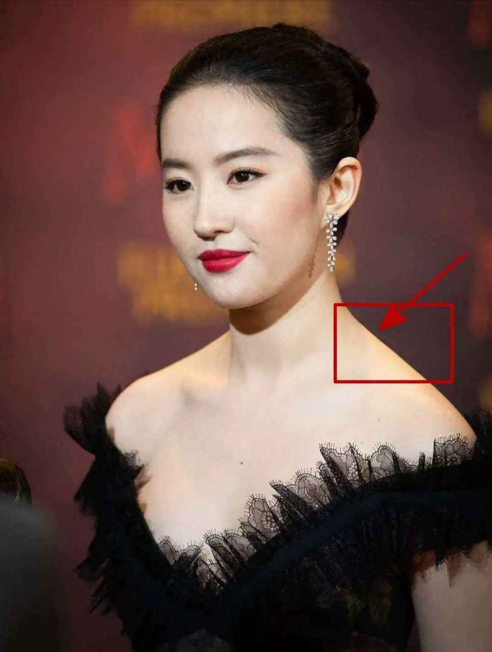 每个人都有自己的不足之处,看刘亦菲的生图穿着一字肩就显的她是溜肩