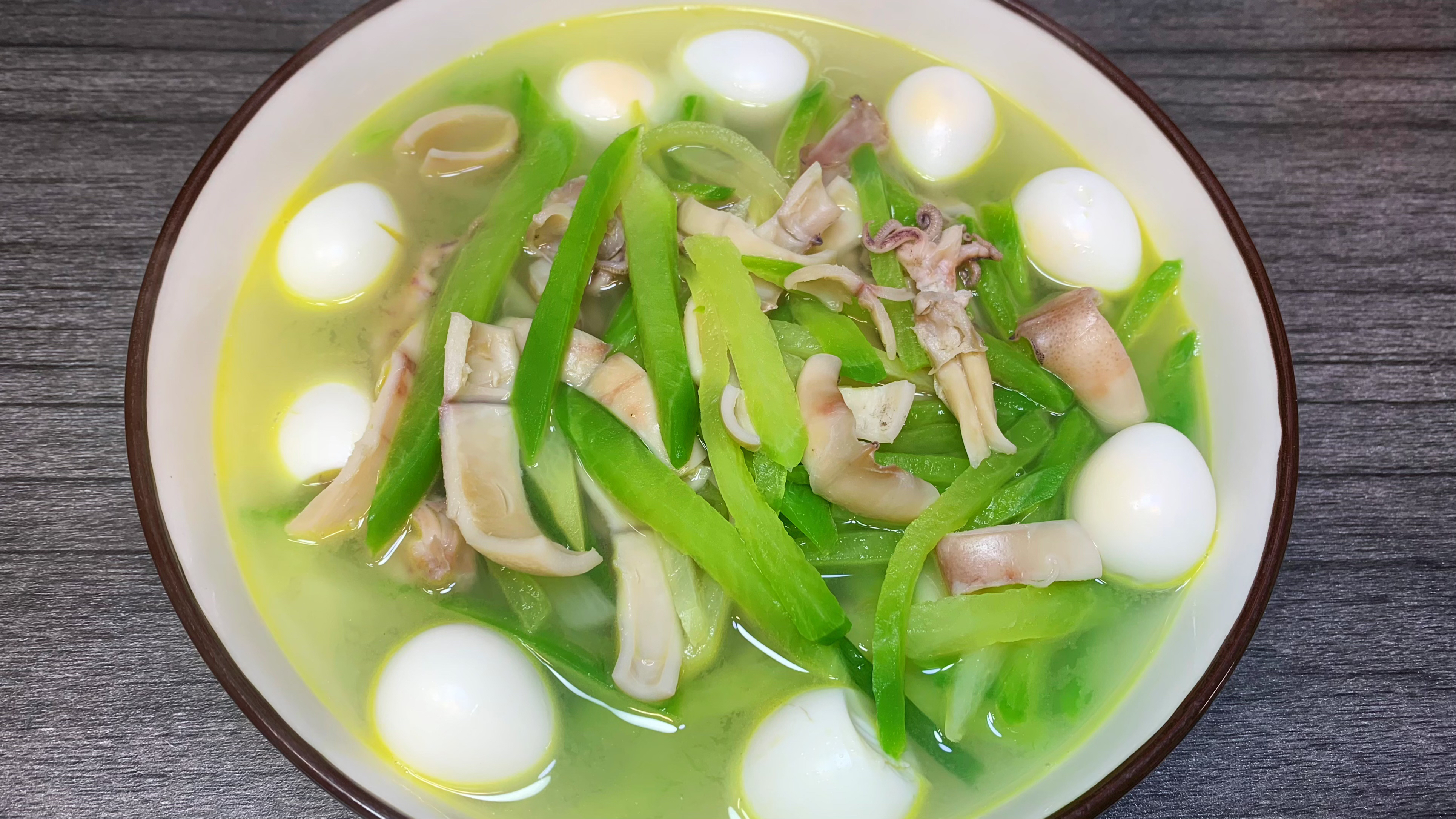 苏北盐城农家特色菜,萝卜烧乌子,汤汁奶白浓郁,营养美味又好喝