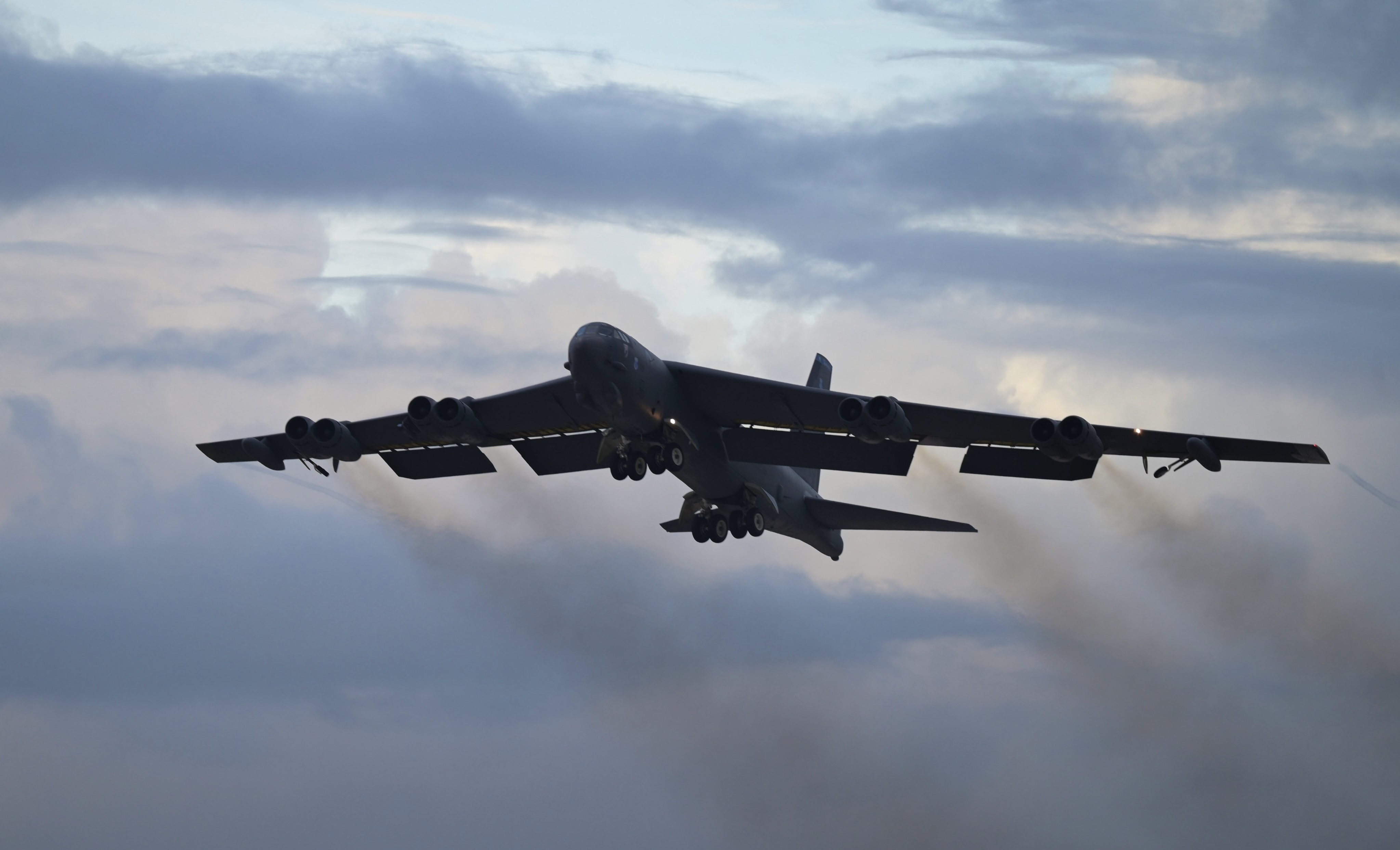 运油20带歼20四机编队通场,这是对美军轰炸机压阵的强有力反击