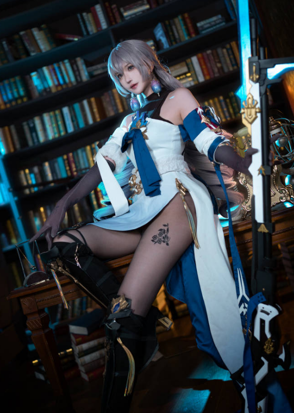 cos:崩坏星穹铁道布洛妮娅cosplay,强大战斗力和科幻感