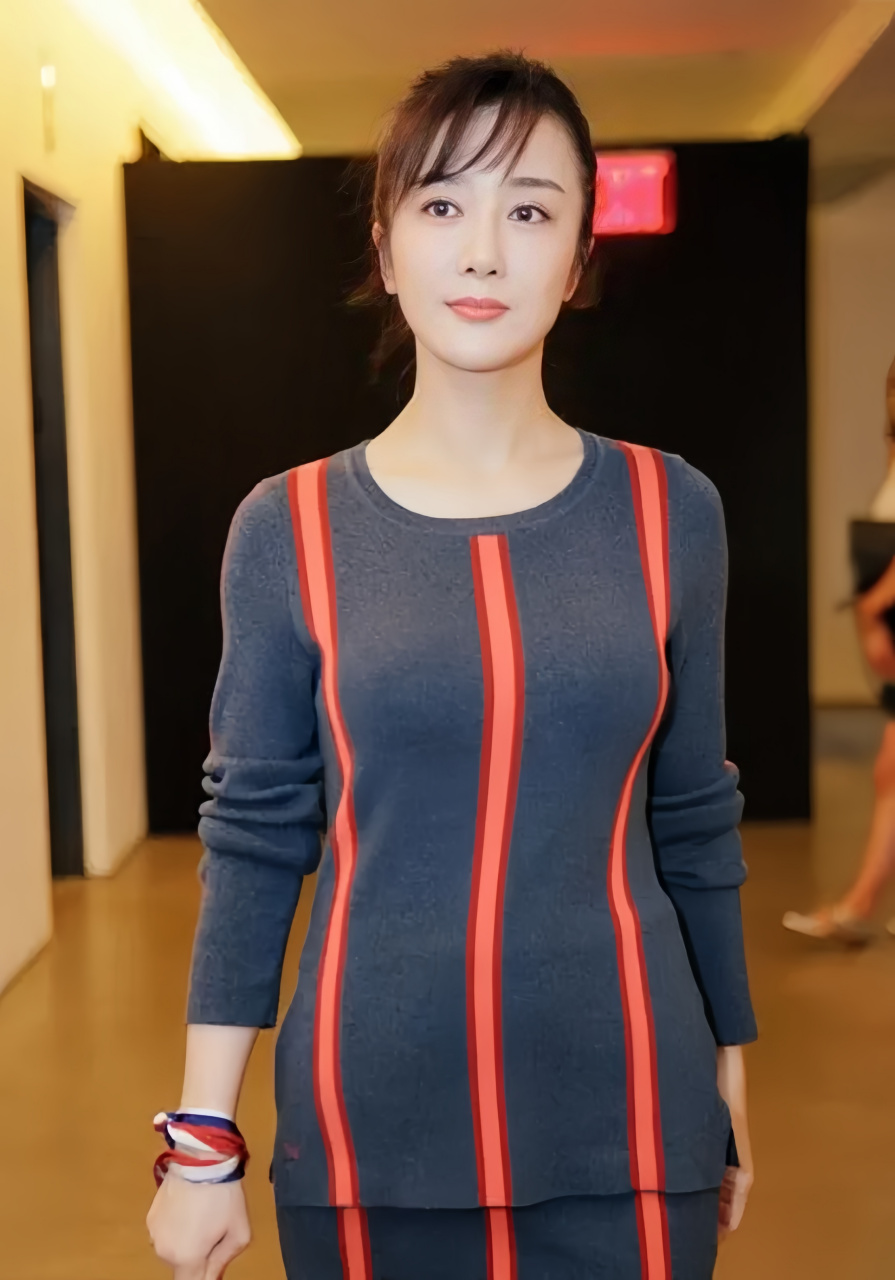 李依晓的美丽容颜令人惊艳,高贵而不失亲和力,她散发