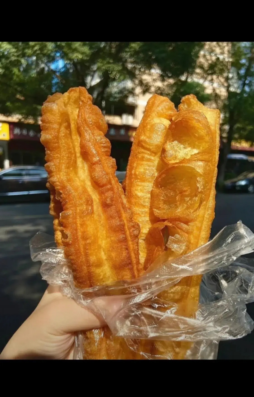 今天早上买的一根油条,  拿在手里突然想到,  困惑多年的一个问题