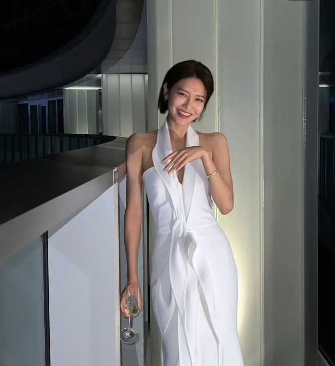 演员崔秀英晒照 身穿凸显肩部线条的白色长裙
