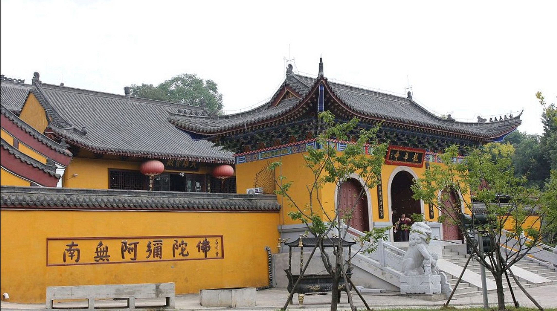 龙华寺  上海的龙华寺是上海地区历史最悠久,规模最大的名胜古迹之一.