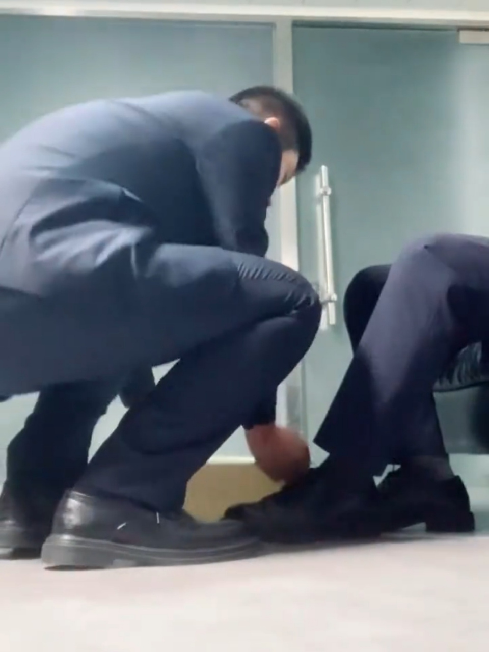 有一个贴心温柔的室友真是幸福,下班了主动端来热水帮我洗脚!