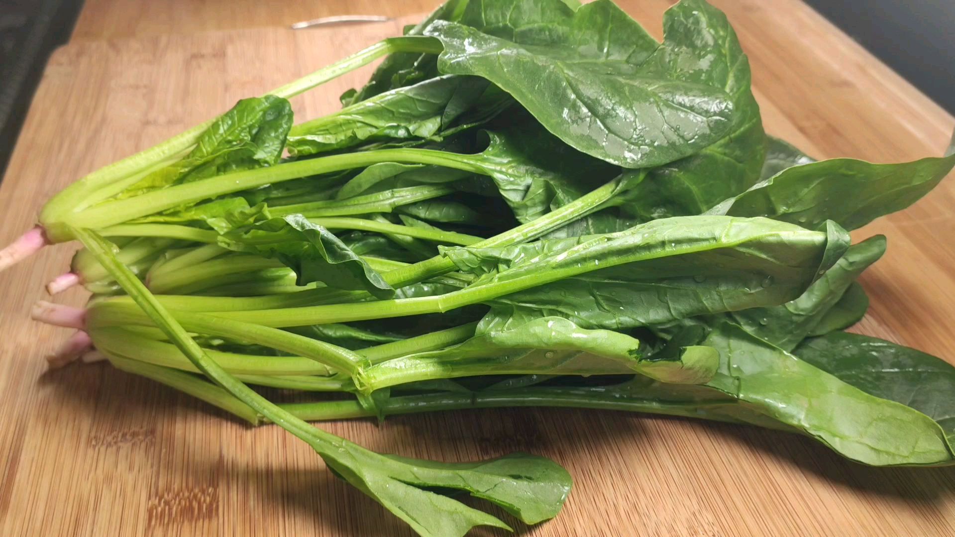 今天我们用菠菜胡萝卜和鸡蛋来做好吃的美食,特别嫩滑像果冻一样