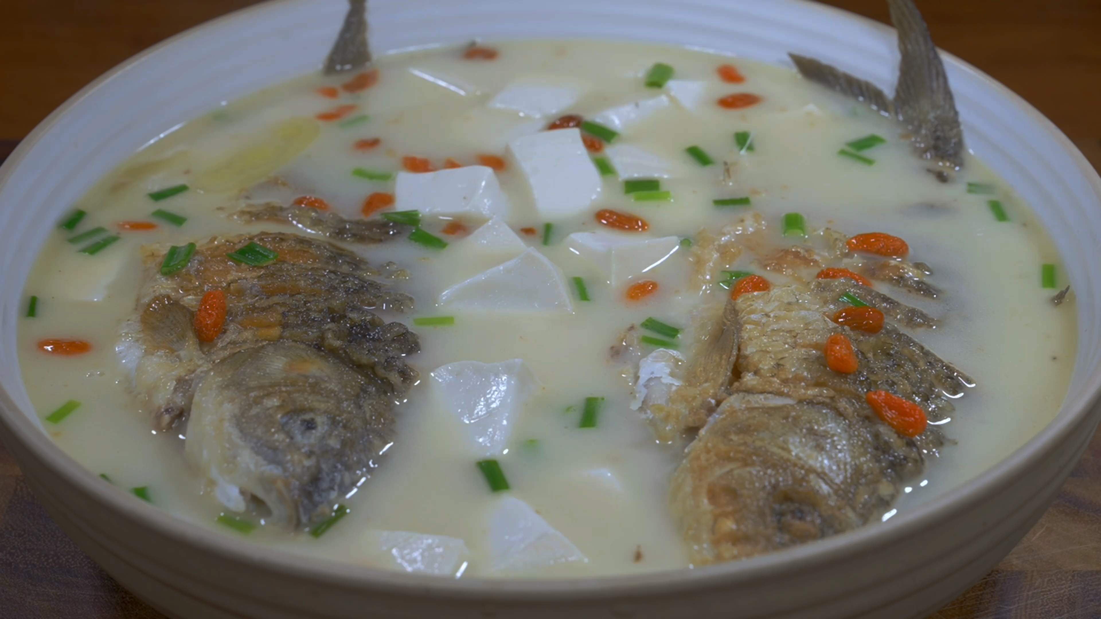 鲫鱼豆腐汤的家常做法,汤汁浓白鲜美还不腥,营养还好喝