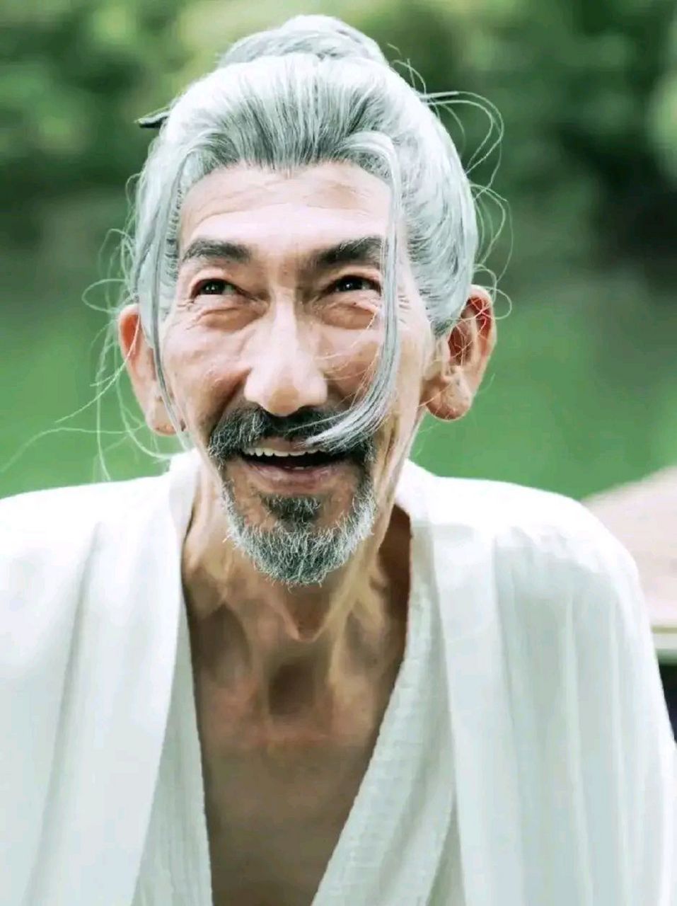 车保罗cos老年李白让人无可挑剔,他穿着一袭古风的白衣,眼神里充满了