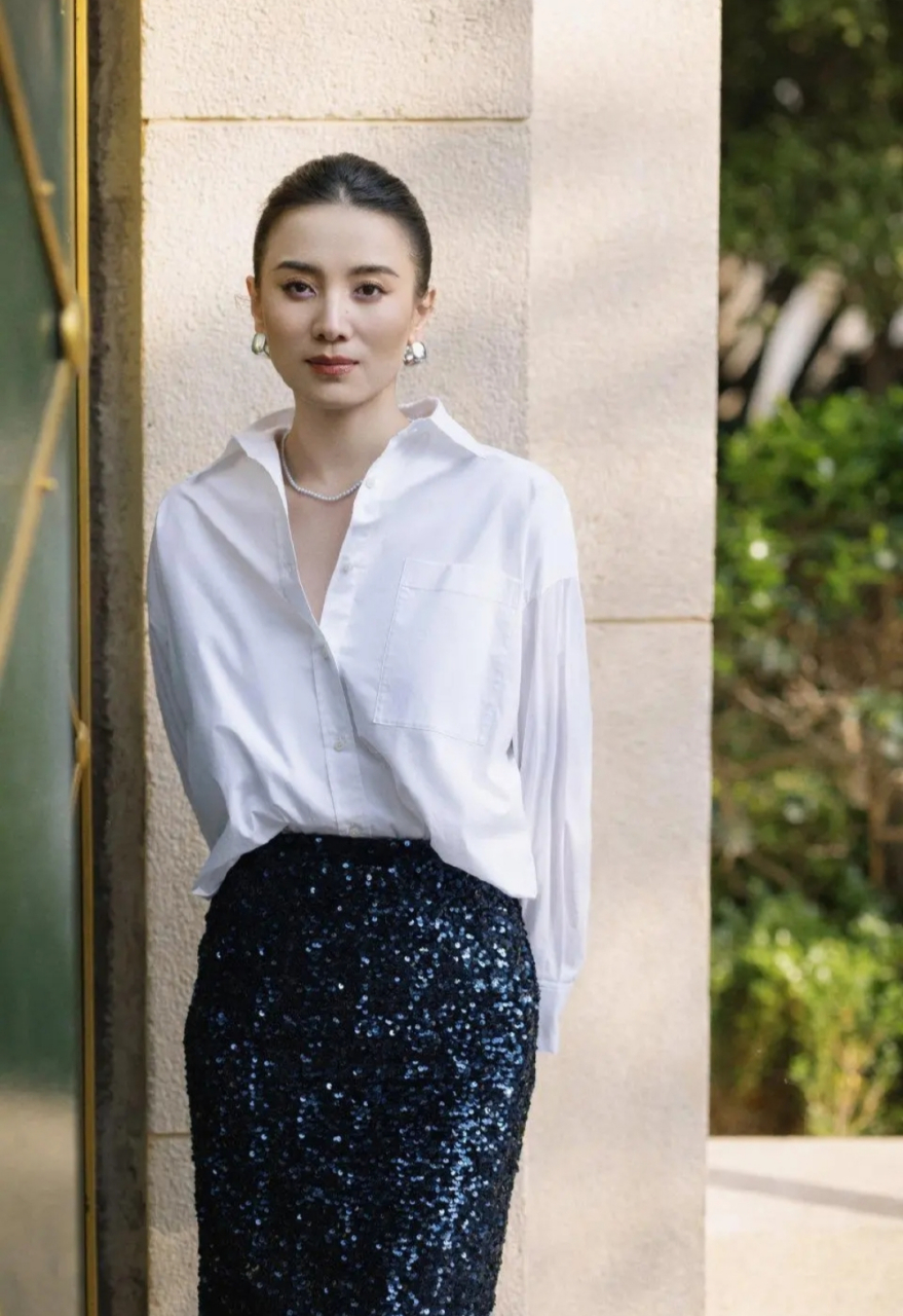宋佳身穿白衬衣搭配亮片半身裙,简约时尚,大方得体,尽显成熟女性的