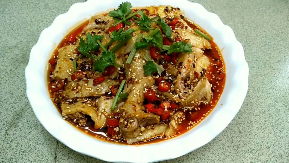 “麻辣口水鸡”这样制作非常好吃,麻辣鲜香,口口留香,巴适得很
