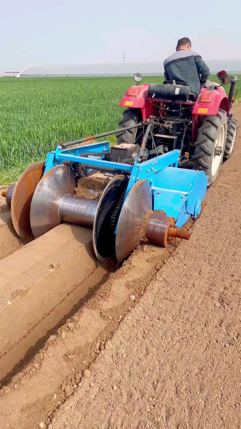 草莓种植,开沟起垄机一台机器同时完成开沟起垄,一次成型