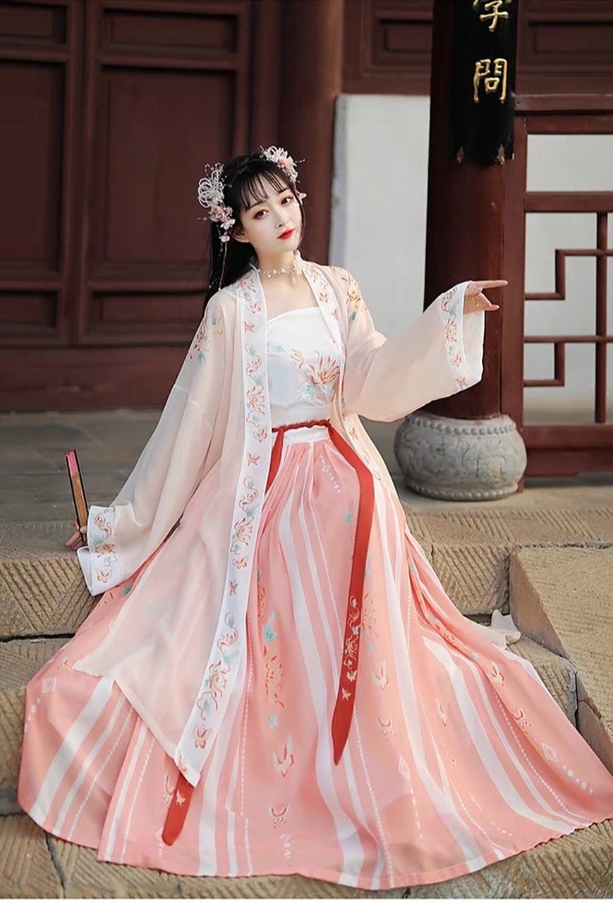 汉服是指汉族传统服饰,具有以下几个主要特点:  交领:汉服的衣襟是交