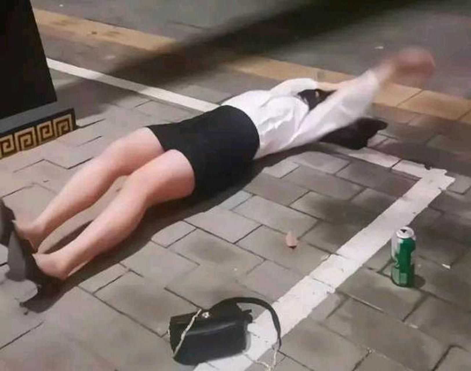 大晚上的,看到一个美女喝醉酒在地上睡觉,我该怎么办?