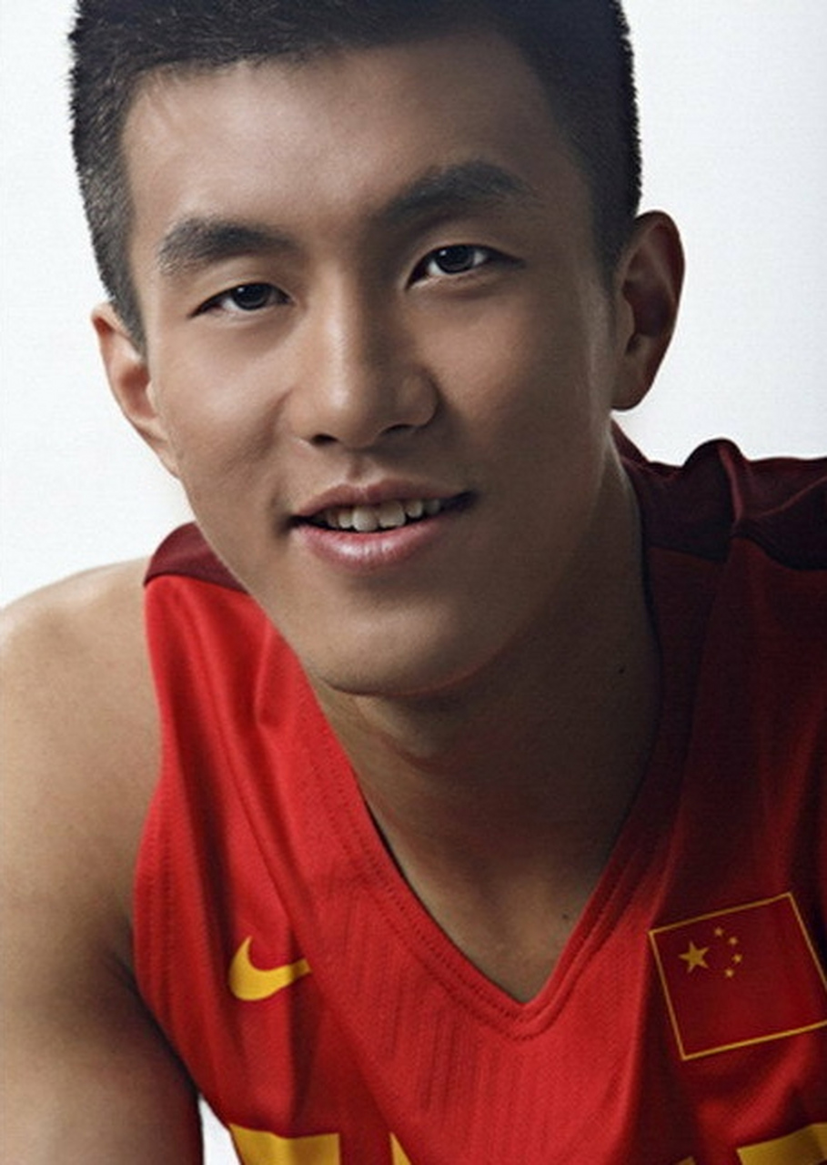 中国男篮郭艾伦的照片图片