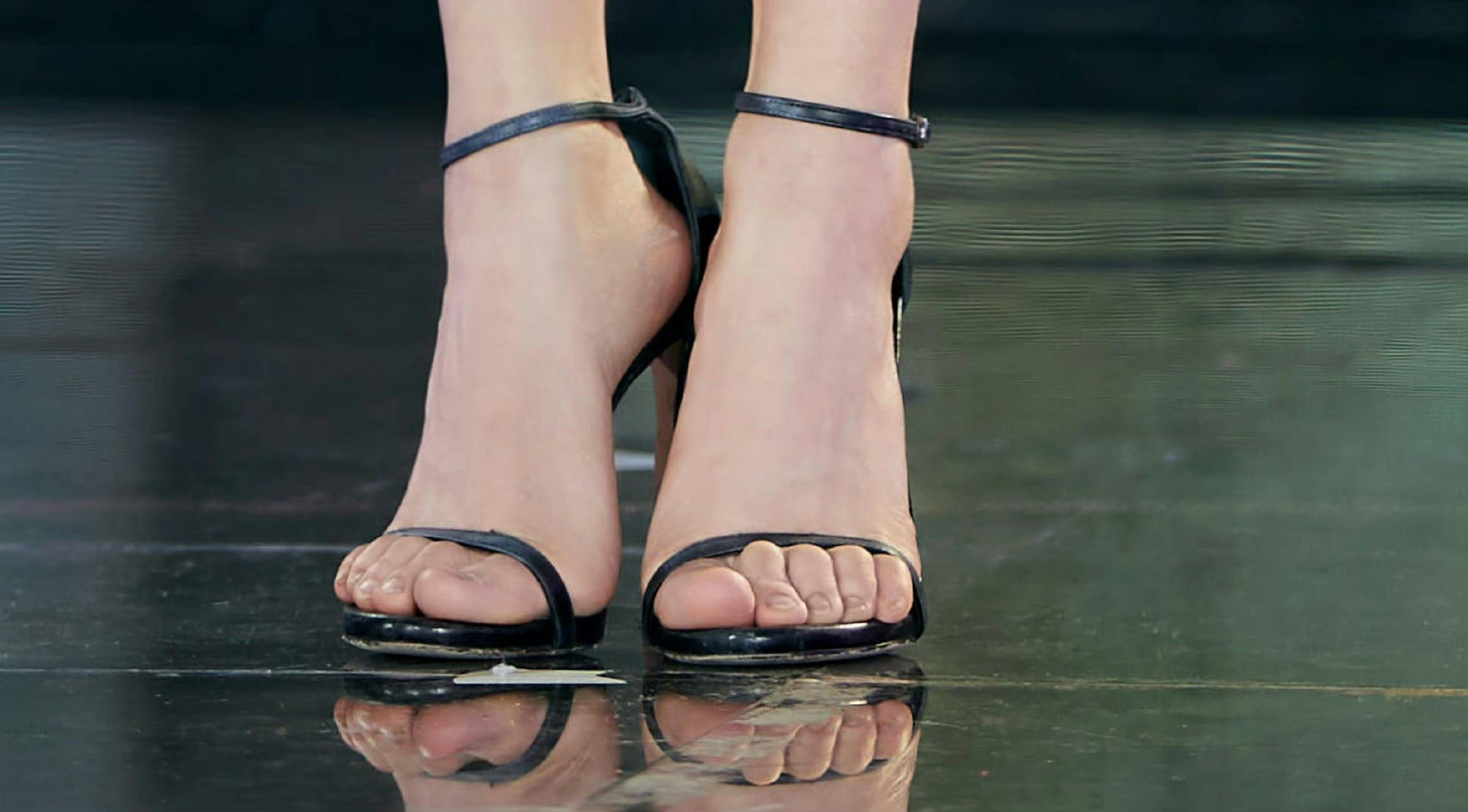 谭松韵 黑色一字带高跟鞋[爱你][色] #谭松韵