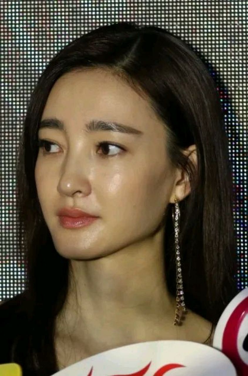 昔日被誉为"素颜女神"的王丽坤参加活动的照片,没有精修和美颜,皮肤