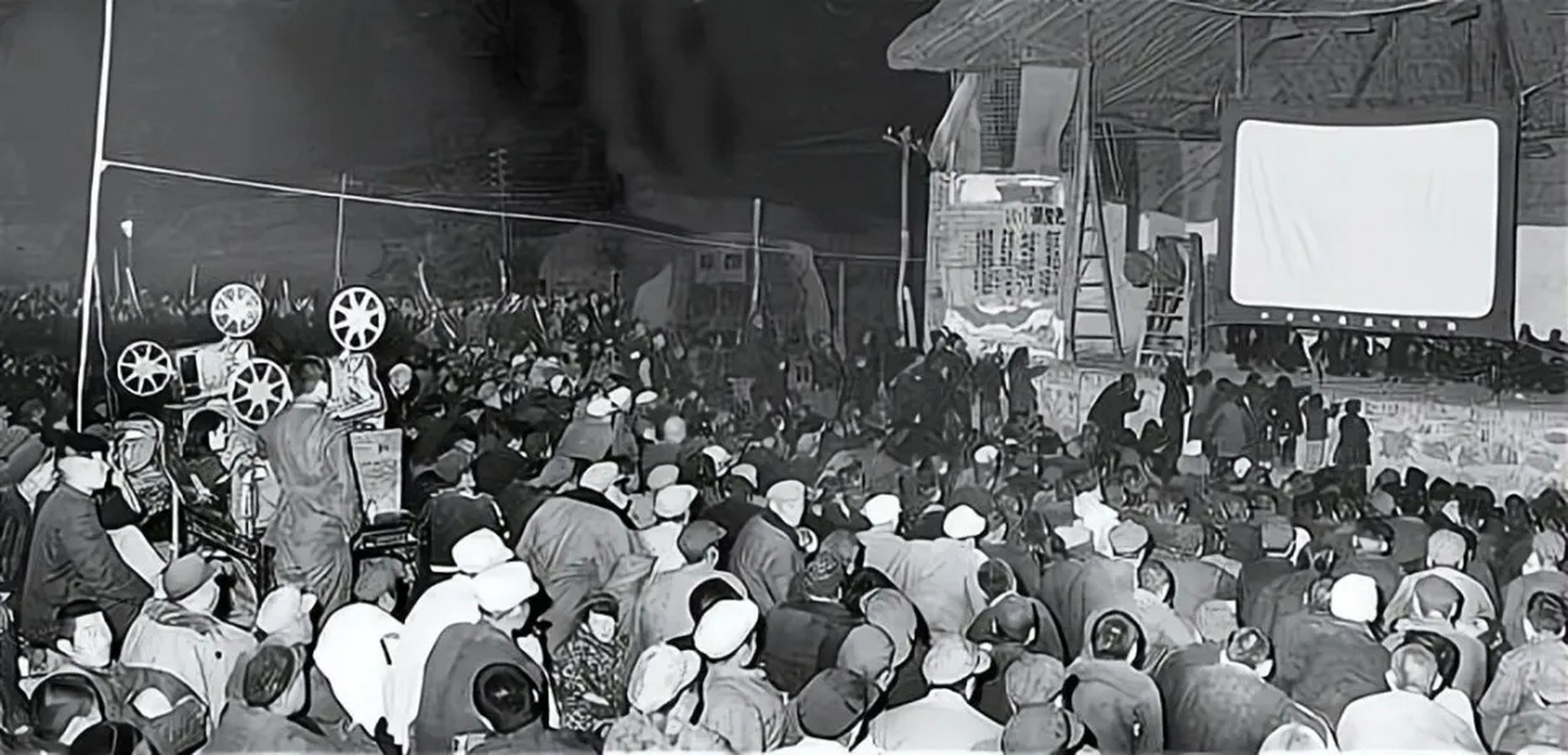 七十年代,人们在看露天电影.