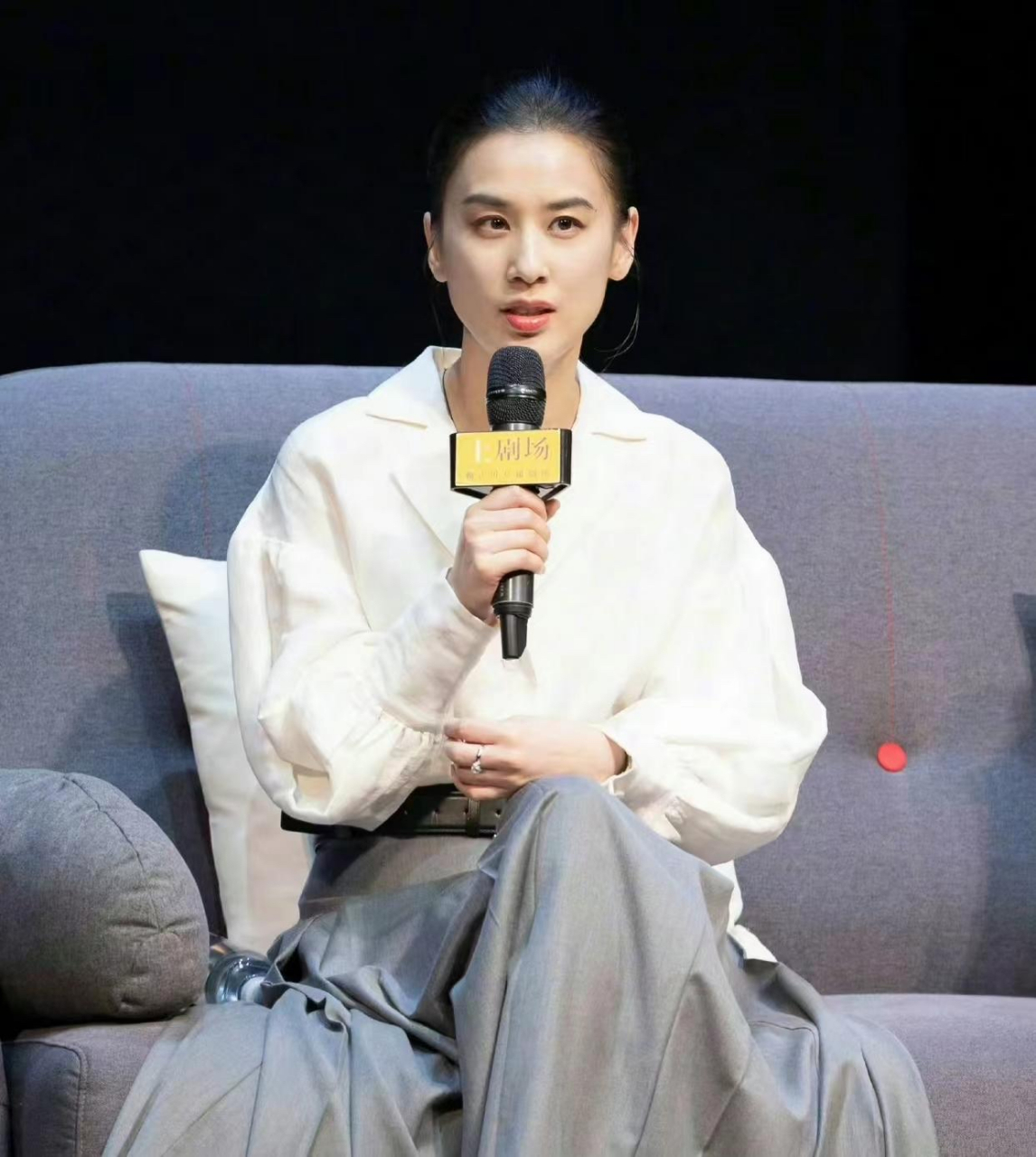 黄圣依这个高马尾干练又英气