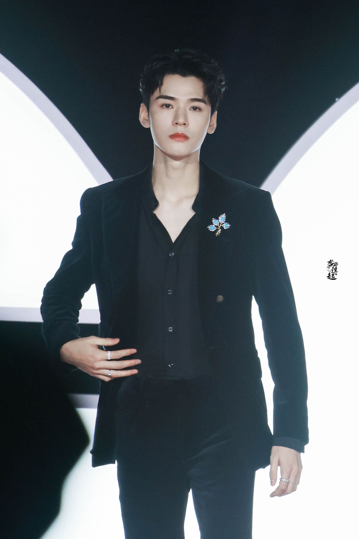 龚俊黑丝绒西服大片