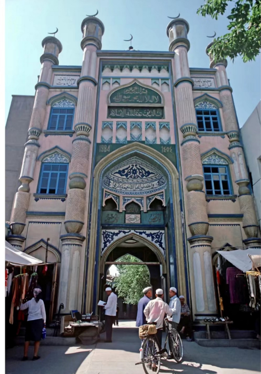 1985年,乌鲁木齐清真寺,高大巍峨,建筑图案十分精美!